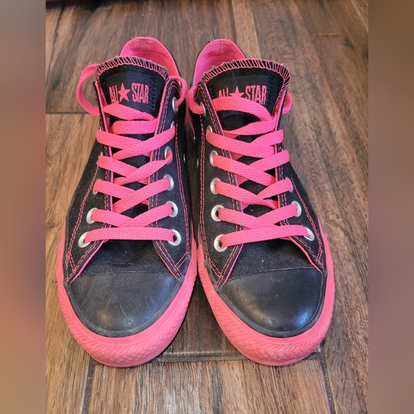 Converse Low Top Black and Pink Chucks - Picture 7 of 8
